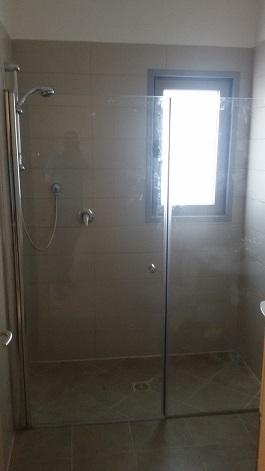 מקלחון חזית קבוע ודלת לפי מידה
