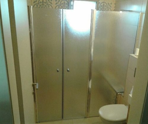 מקלחון חזית קבוע ושתי דלתות לפי מידה
