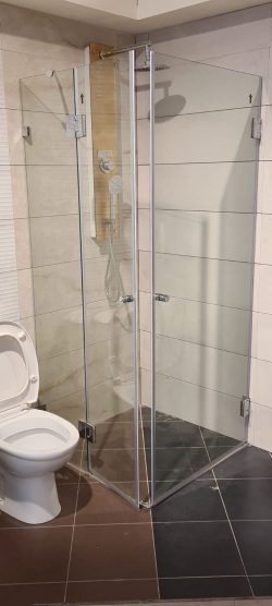 מקלחון לפי מידה קבוע ושתי דלתות עם צירים