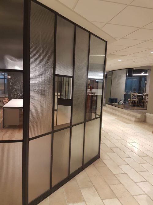 זכוכית לחללים משרדיים
