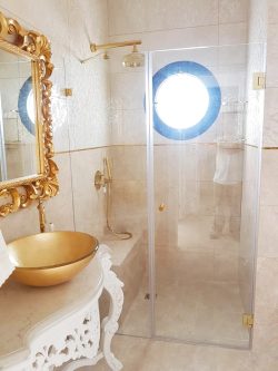 מקלחון פרזול זהב – חזית קבוע ודלת