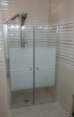 מקלחון חזית שתי דלתות IN/OUT מידה 171-176 מידה מיוחדת
