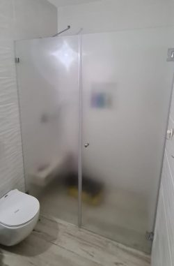מקלחון חזית קבוע ודלת לפי מידה זכוכית פפיטה