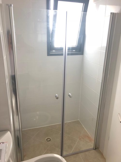 מקלחון חזית שתי דלתות מידה מיוחדת 140-145ס"מ