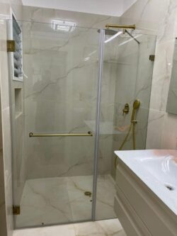 מקלחון חזית לפי מידה קבוע ודלת עם צירים גולד מט