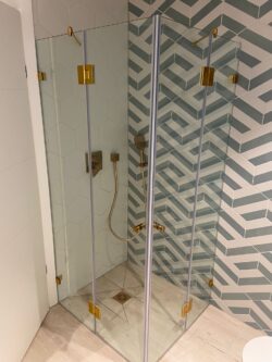 מקלחון פינתי לפי מידה שני קבועים שתי דלתות עם צירים זהב