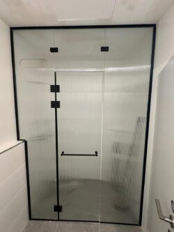 מקלחון חזית לפי מידה 8 ממ זכוכית גלינה פרזול שחור
