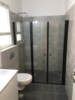 מקלחון חזית לפי מידה קבוע ושתי דלתות עם פרופיל שחור מט